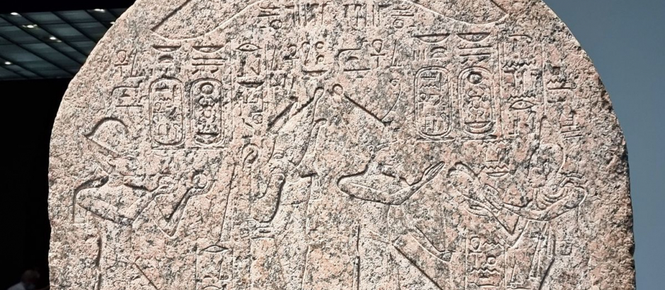Estela de granito rosa dedicada al faraón Tutankamón que se expone en el Museo Louvre de Abu Dabi