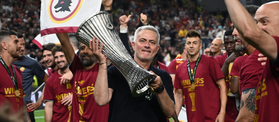 José Mourinho con el trofeo de la Conference League