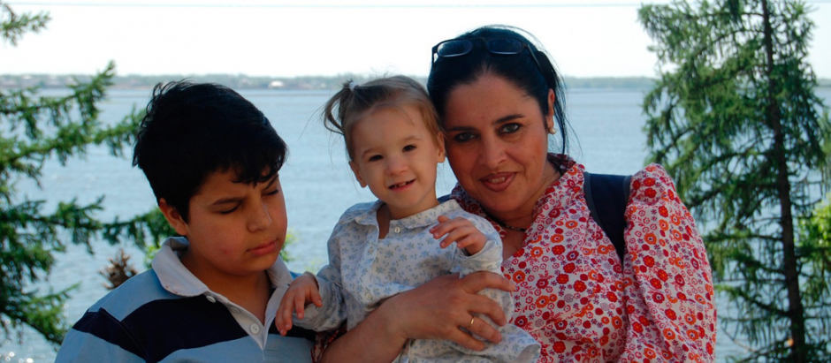 Anabel Mialdea, junto a sus hijos Rafa y Ana