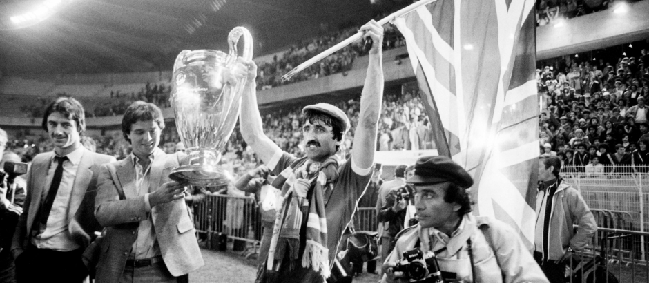 El capitán del Liverpool, David Johnson, levanta el trofeo de campeón de Europa en 1981
