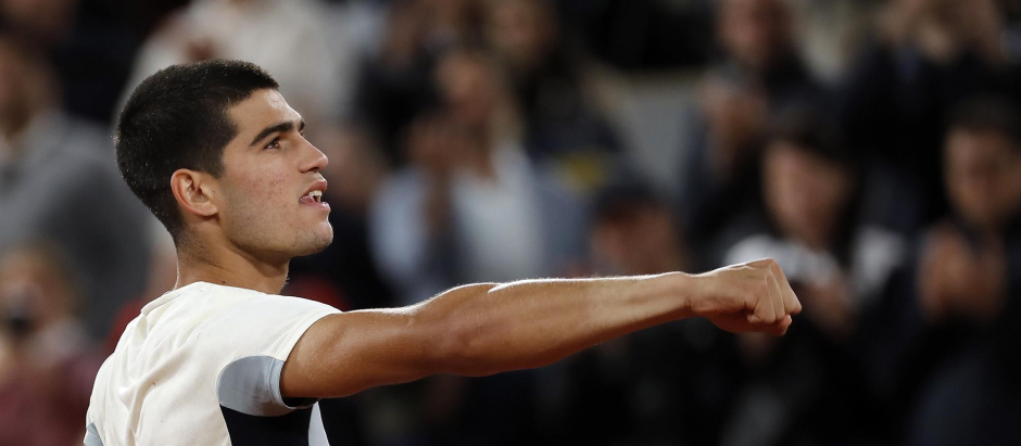 Carlos Alcaraz celebra su victoria sobre Sebastian Korda, en el partido de tercera ronda masculina de Roland Garros