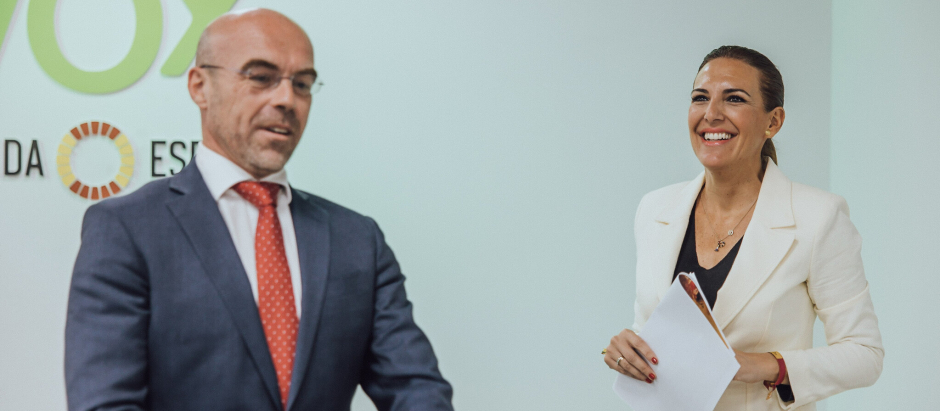 Jorge Buxadé y Patricia Rueda, durante una rueda de prensa de principios de mayo, en la sede nacional de Vox