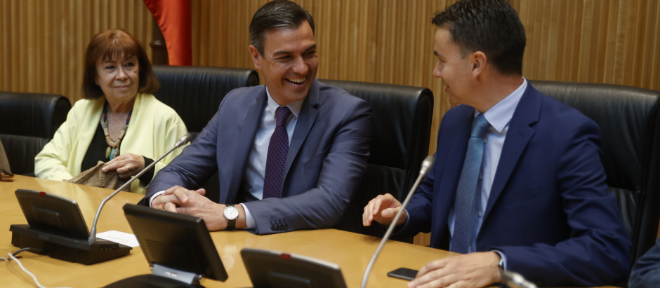 Pedro Sánchez junto a los portavoces del PSOE en el Congreso y el Senado