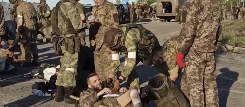Soldados rusos transportan a un compañero herido en combate, el 17 de mayo, en Azovstal