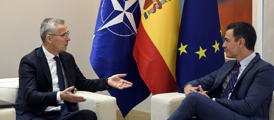 El presidente del Gobierno español, Pedro Sánchez y el secretario general de la OTAN, Jens Stoltenberg