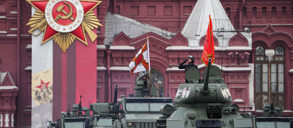 Vehículos militares rusos ruedan durante el desfile militar del Día de la Victoria en Moscú, Rusia