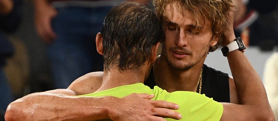 Nadal y Zverev se abrazan tras la lesión y retirada del alemán