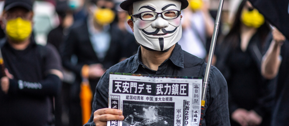 Un activista pro-democracia, enmascarado, en el acto conmemorativo en Hong Kong