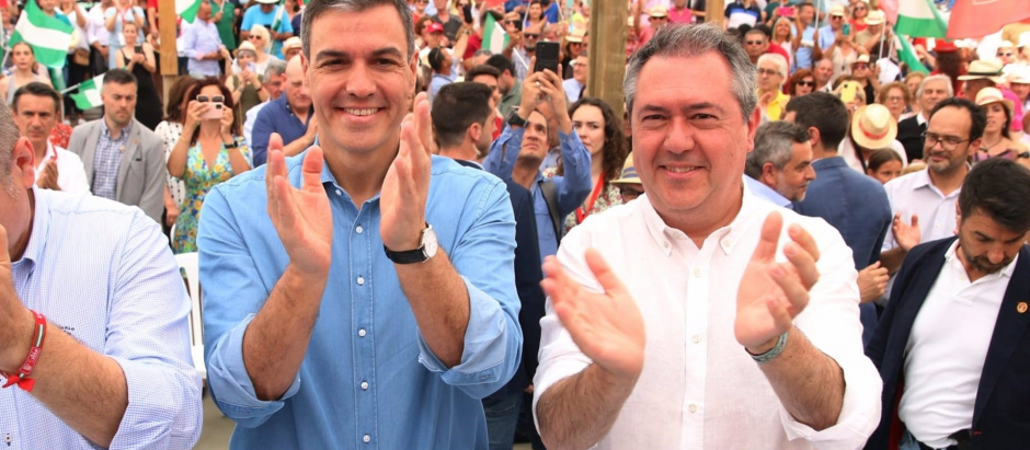 El secretario general del PSOE, Pedro Sánchez, y el secretario general del PSOE-A y candidato a la Junta, Juan Espadas, este domingo en Cuevas del Almanzora (Almería)