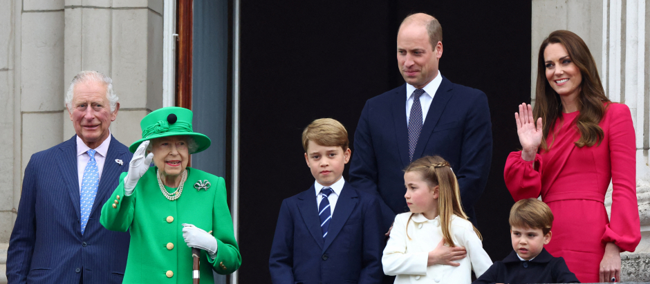 La Reina Isabel segunda apareció brevemente junto a su familia en el balcón de Buckingham Palace