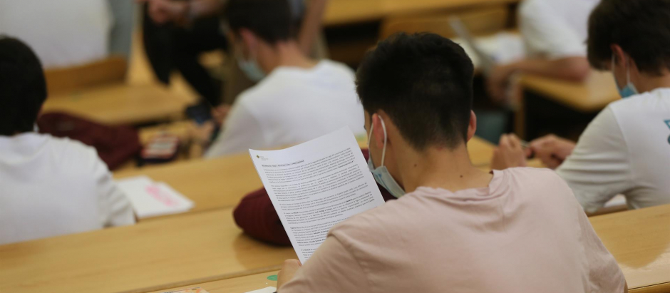 Estudiantes en la Facultad de Ciencias Económicas y Empresariales realizan un examen el día del comienzo de los exámenes de selectividad 2021