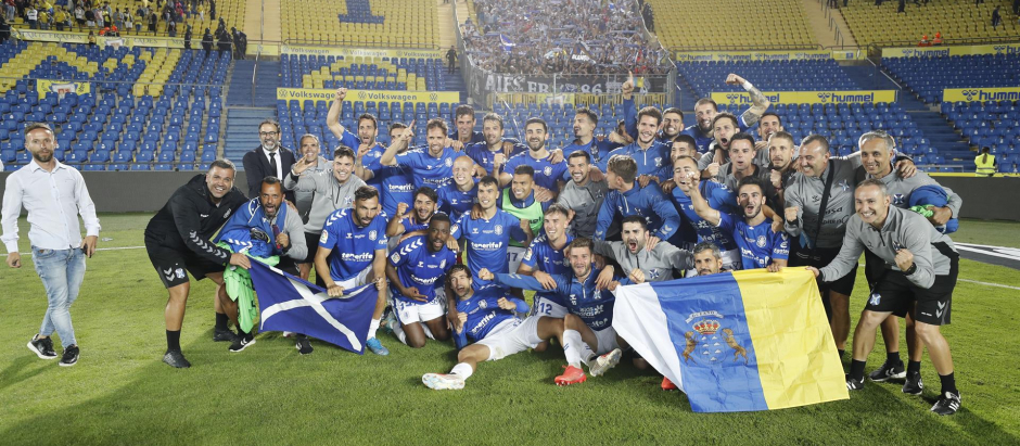 Los jugadores del Tenerife celebran su victoria en Las Palmas