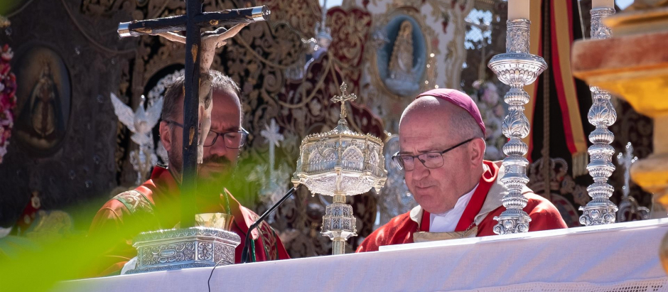 El obispo de Huelva, Santiago Gómez Sierra, preside la celebración de la Santa Misa de Pentecostés celebrada en el Rocío