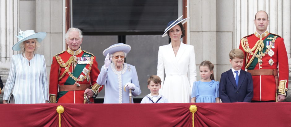 La Reina Isabel, en presencia de los Duques de Cornualles y los de Cambridge con sus hijos en el balcón de palacio el jueves
