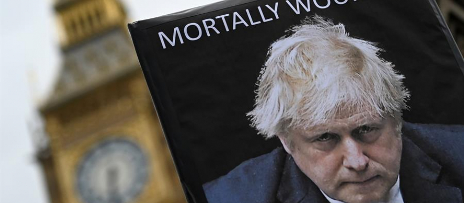 Imagen de Boris Johnson en un cartel que pide su renuncia