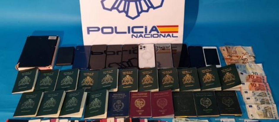 Documentos falsificados intervenidos en una operación policial para desarticular una banda de inmigrantes que estafaron un millón de euros en ayudas