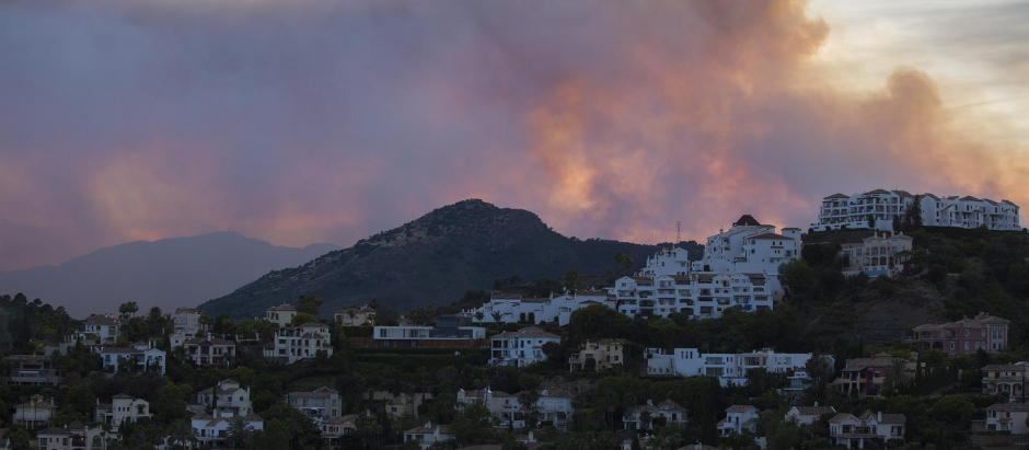 Imagen del incendio forestal declarado este miércoles en Pujerra (Málaga), en la zona de Sierra Bermeja