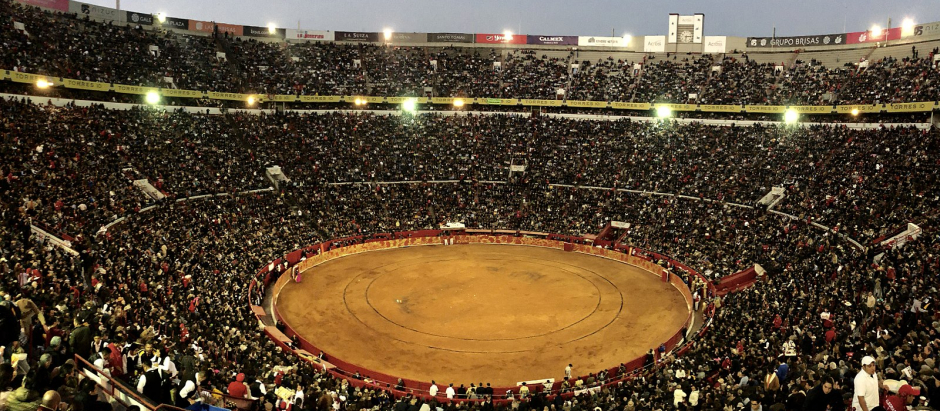 Vista aérea de la Plaza México, en la capital mejicana, la plaza de toros más grande del mundo