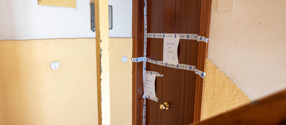 Puerta de la vivienda en la que ha sido asesinada una mujer de 35 años presuntamente a manos de su pareja en Soria