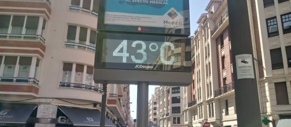 Un termómetro en Bilbao marca 43 grados, en una imagen de archivo