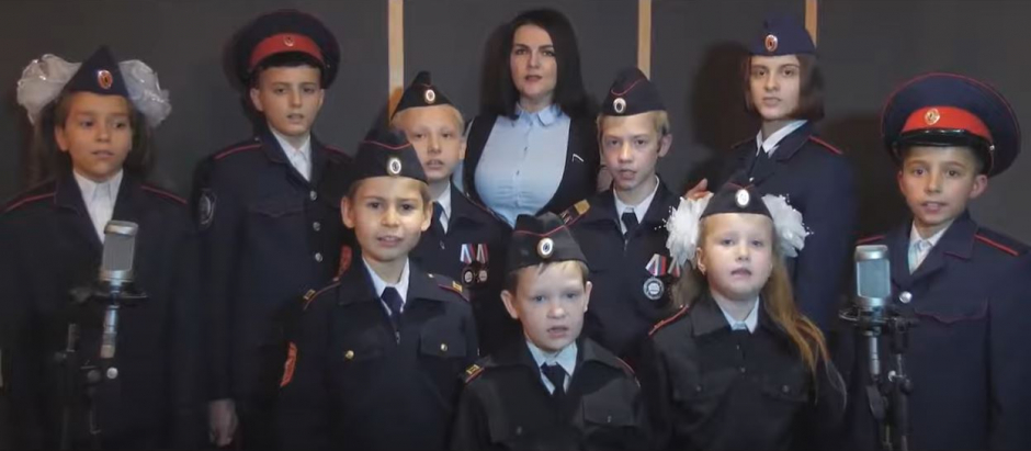 Estudiantes rusos uniformados con trajes militares