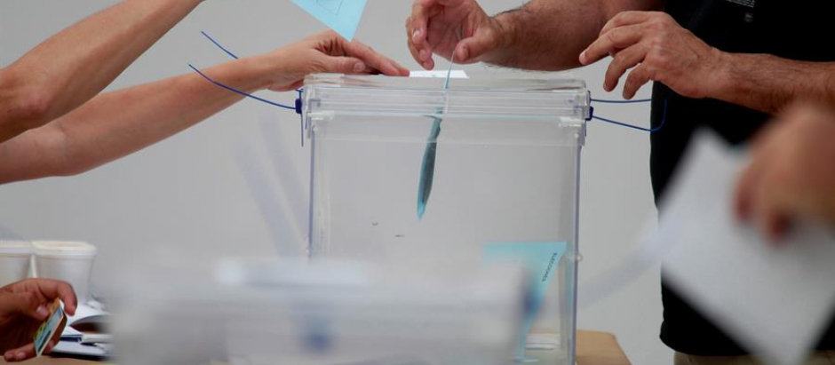 Imagen de archivo de una urna electoral en unos comicios en Andalucía