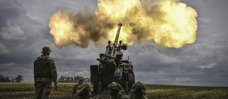 Soldados del ejército ucraniano disparan un howitzer 'Caesar' de origen francés