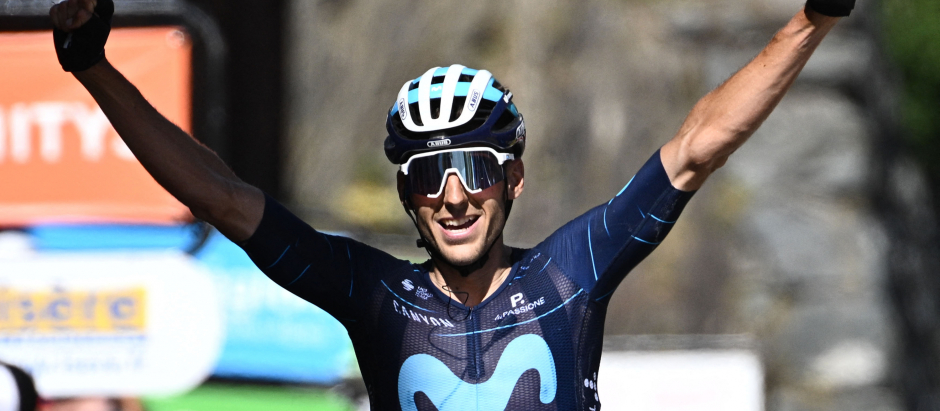 Carlos Verona, ciclista del Movistar Team, celebra la victoria en una etapa