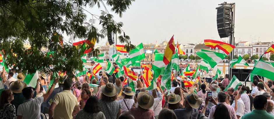 Algo menos de medio millar de personas se han concentrado para recibir al presidente de la Junta andaluza este viernes en Sevilla