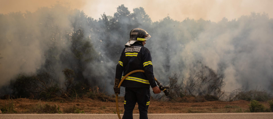 Un bombero trabaja en la zona cercana al incendio de la Sierra de la Culebra