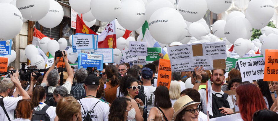 Una multitud con globos blancos protesta durante una manifestación contra el “abandono” de la sanidad, a 18 de junio de 2022, en Madrid (España)