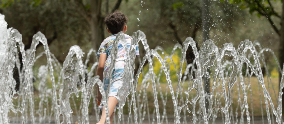 Un niño se moja en los chorros de Madrid Río