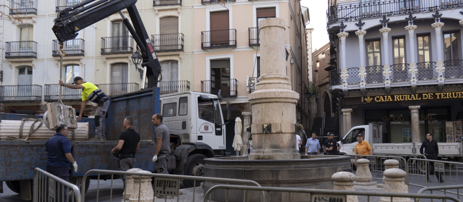 La columna que sujeta el Torico de Teruel, uno de los símbolos de la ciudad, se ha derrumbado este domingo, sin causar daños personales