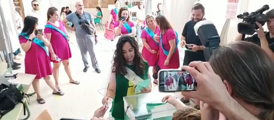 Ana Molina, votando antes de su despedida