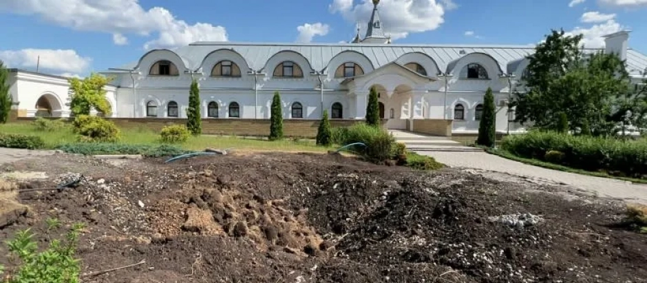 Cráter provocado por un misil Graf en el convento de monjas ucranianas en