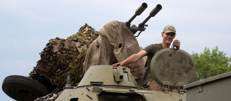 Un soldado ucraniano a bordo de un tanque, en el Donetsk