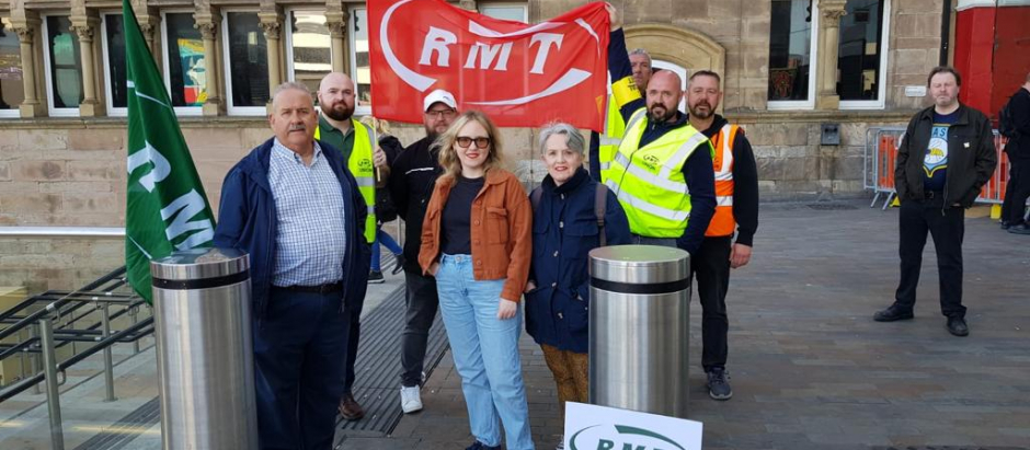 Manifestantes del sindicato ferroviario RMT, reunidos en la estación de Lime Street, en Liverpool.