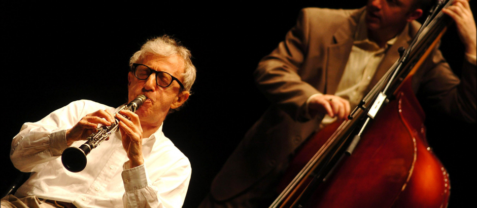El director de cine Woody Allen tocando el clarinete junto a la New Orleans Jazz Band