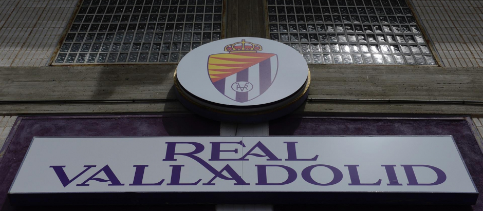 El nuevo escudo del Real Valladolid en las oficinas del club