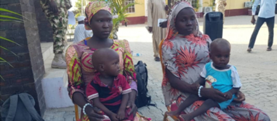 Hauwa Joseph y Mary Dauda junto a sus bebés, tras ser liberadas del cautiverio de Boko Haram
