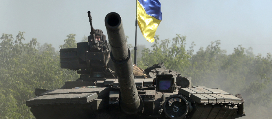 Un tanque ucraniano circula por la región del Donbás