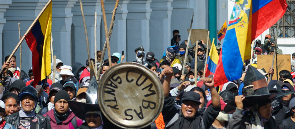 Una muchedumbre indígena se manifiesta en las calles de Quito