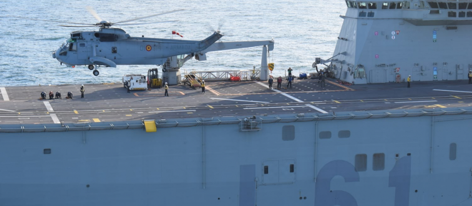 El helicóptero, durante su última pasada ante el portaaeronaves Juan Carlos I