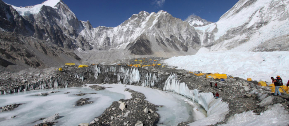 Tiendas de campaña instaladas para escaladores en el glaciar Khumbu, en 2015