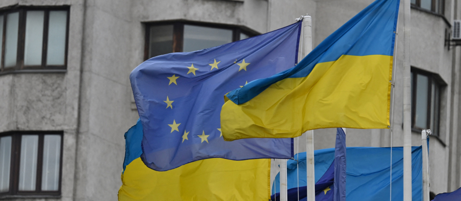 Banderas de Ucrania y de la Unión Europea en Kiev