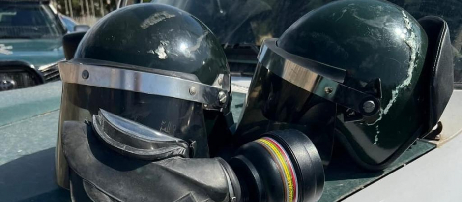 Cascos de agentes de policía atacados por los inmigrantes que han intentado saltar la valla de Melilla