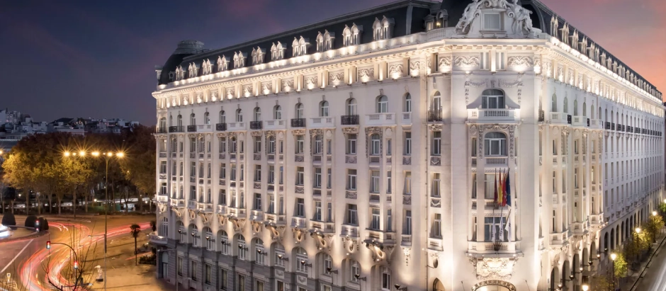 La fachada del histórico hotel Westing Palace en el corazón de Madrid