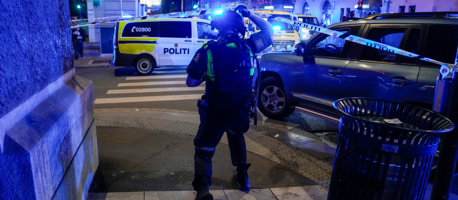 La policía asegura el área después de un tiroteo en Oslo el 25 de junio de 2022