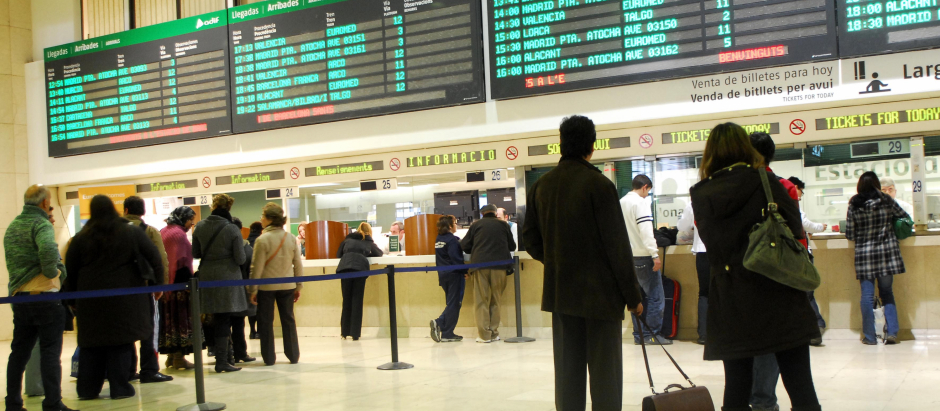 Viajeros esperan para ser atendidos en la estación de Sants, en Barcelona