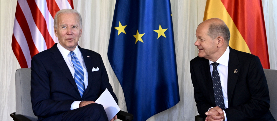 El canciller alemán Olaf Scholz (D) conversa con el presidente de EE.UU. Joe Biden